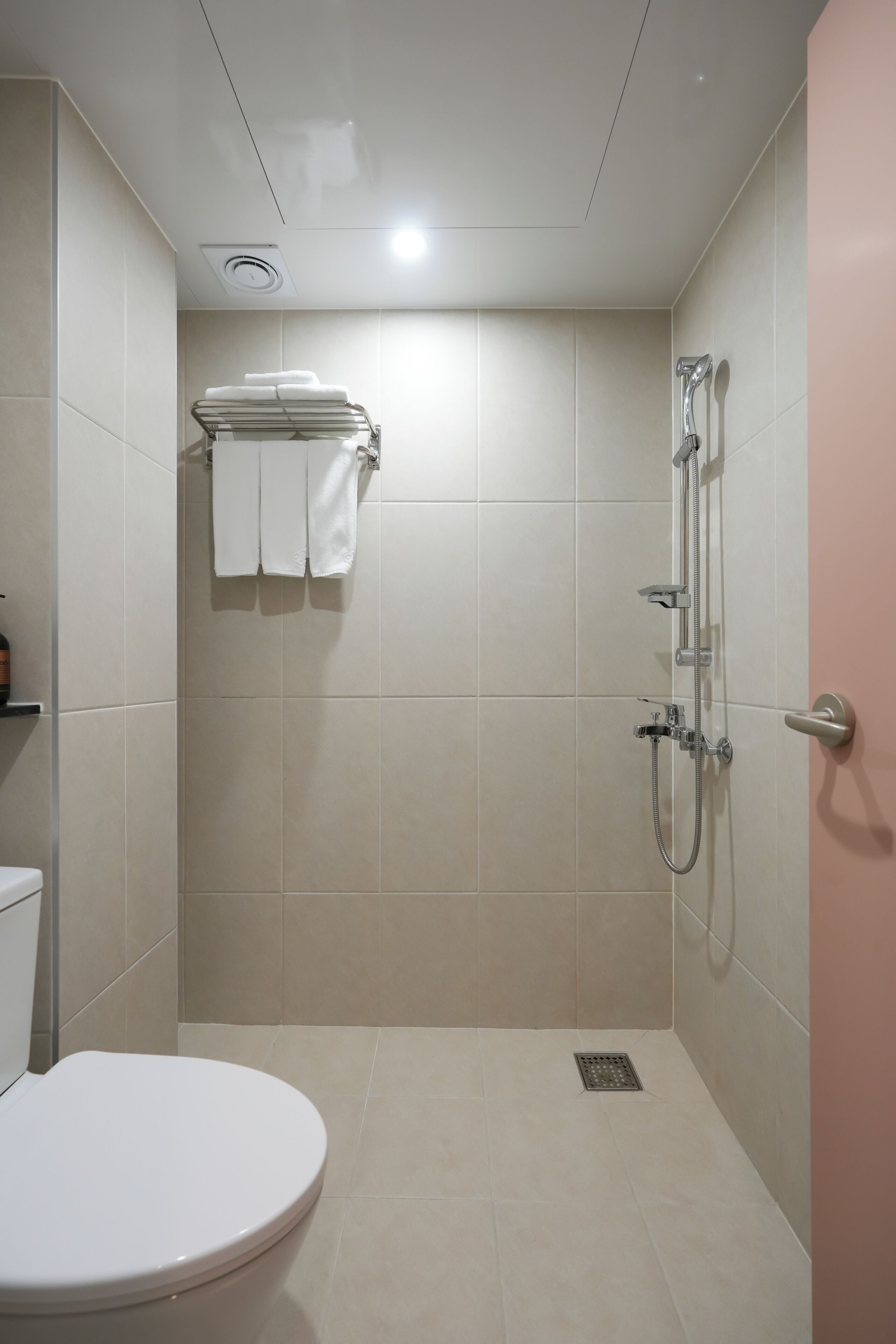 Standard Room | Bathroom | Shower, hair dryer, slippers, towels