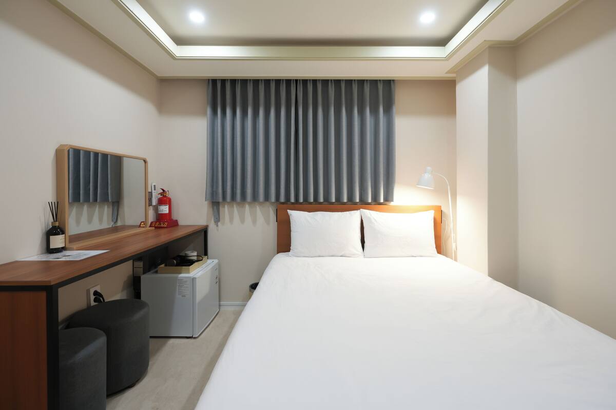 Doppia Standard | Biancheria da letto di alta qualità, insonorizzazione, Wi-Fi gratuito