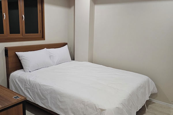 Ropa de cama de alta calidad, sistema de insonorización y wifi gratis