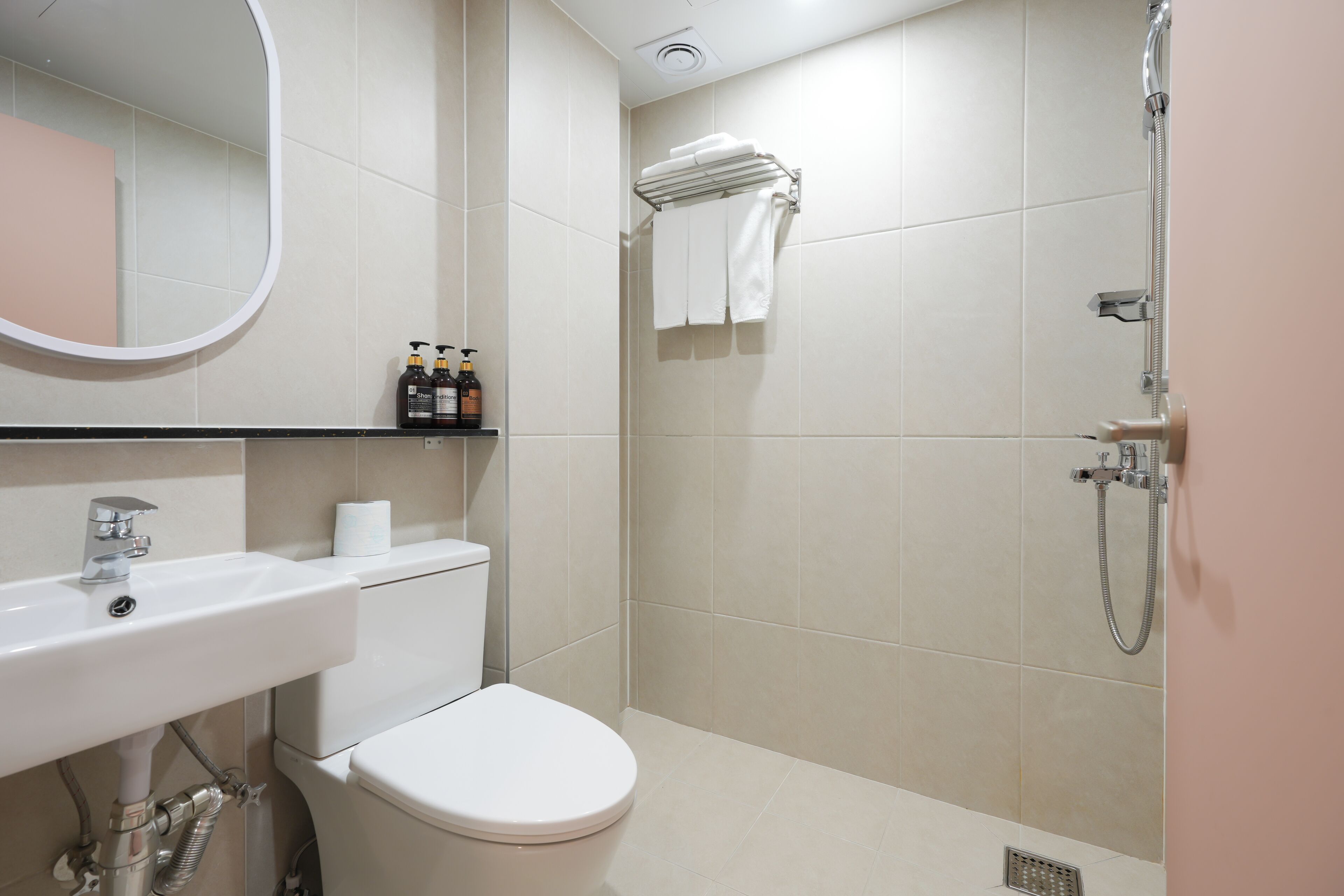 Standard Room | Bathroom | Shower, hair dryer, slippers, towels