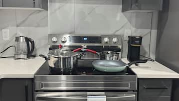 Kjøleskap, mikrobølgeovn, ovn og kokeplater