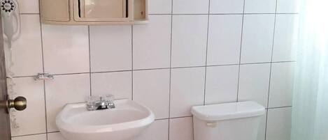 Haartrockner, Handtücher, Seife, Toilettenpapier