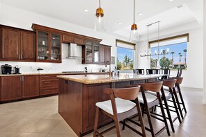 Kylskåp, mikrovågsugn, ugn och spishäll