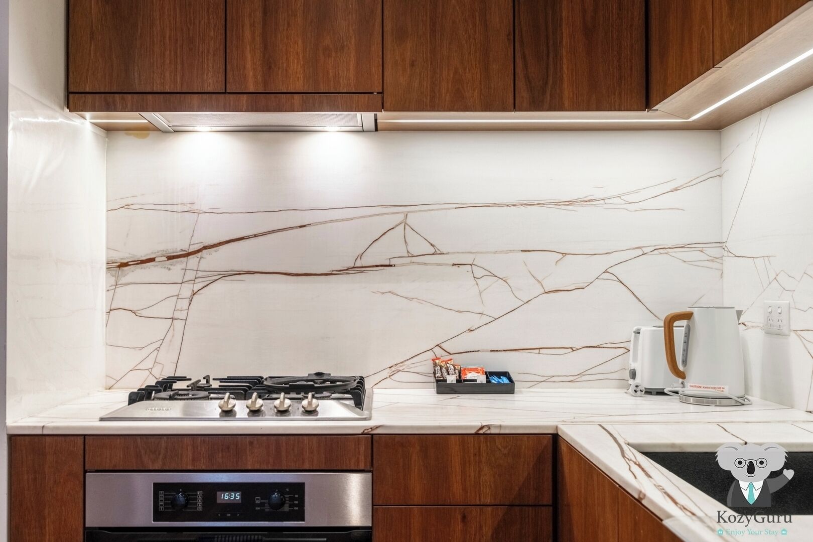 Een magnetron, een oven, een kookplaat, een vaatwasser