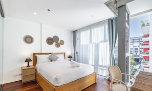 2 bedrooms, desk, iron/ironing board, WiFi