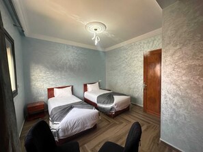 4 quartos, acesso à internet, roupa de cama