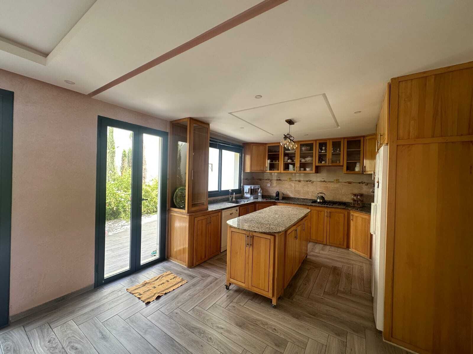 Uuni, liesi, astianpesukone, tehosekoitin