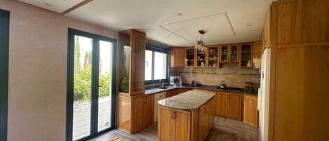 Uuni, liesi, astianpesukone, tehosekoitin