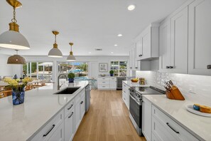 冷蔵庫、オーブン、コンロ、食器洗い機