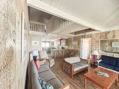 6-bedroom cottage in wonderful Ocean Isle Beach, 2 min walk to the Beach!