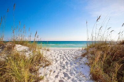 Beach Bliss: Steps to Private Beach, Heated Pool & Hot Tub, Game Room, Gulf View
