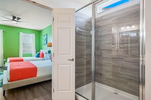 14 chambres, fer et planche à repasser, lit de bébé portatif