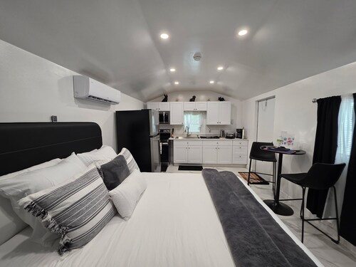 Charming studio in welcoming Miami Gardens, 4 minutes from the HardRock Stadium.