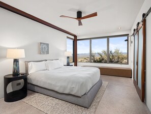 13 Schlafzimmer, Schreibtisch, Bügeleisen/Bügelbrett, Reisekinderbett
