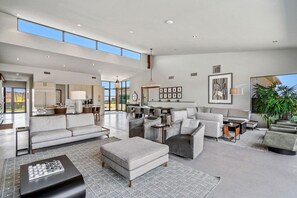 Smart-TV, Kamin, Bücher, Arbeitsbereiche