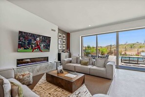 Smart TV, chimenea y oficina 