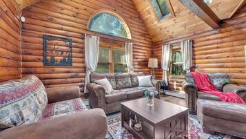 Télévision, cheminée, baby-foot, espaces bureaux
