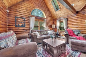 تلفزيون، مدفأة، كرة قدم الطاولة، مكتب