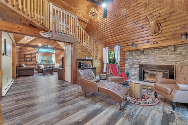 Fernseher, Kamin, Tischfußball, Arbeitsbereiche