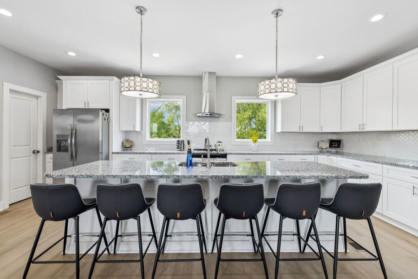 冷蔵庫、電子レンジ、オーブン、コンロ