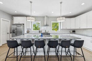 冰箱、微波炉、烤箱、炉灶