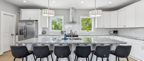 冷蔵庫、電子レンジ、オーブン、コンロ