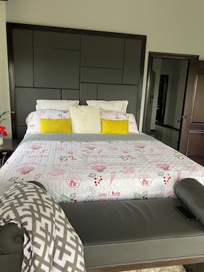 3 chambres, fer et planche à repasser, Wi-Fi, draps fournis