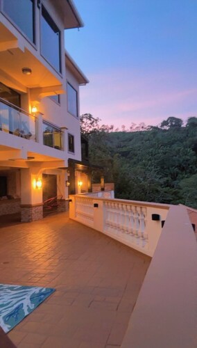 3-bedroom villa in charming Gravel Bay with AC