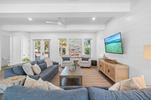 Smart-TV, Videospiele, Tischfußball, Musikbibliothek