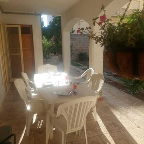 Outdoor dining
