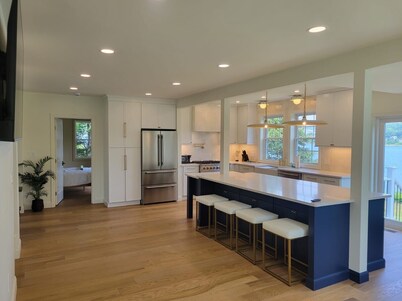 Luxury Waterfront House in Portsmouth, RI with Direct Beach Access