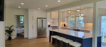 Luxury Waterfront House in Portsmouth, RI with Direct Beach Access