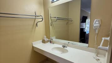 高級雙人房 | 浴室 | 淋浴/浴缸二合一、免費盥洗用品、吹風機、毛巾