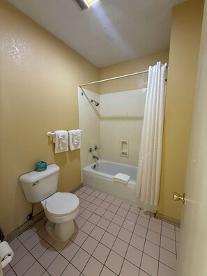 Superior tweepersoonskamer | Badkamer | Een bad/douchecombinatie, gratis toiletartikelen, een haardroger