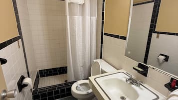 Habitación individual Deluxe | Baño | Ducha y bañera combinadas y artículos de higiene personal gratuitos