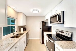Coffee/tea maker, fridge, microwave, oven