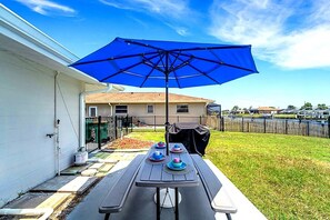 Outdoor dining - Waterfront 3BR 2BA Pool BBQ Mini Golf Sleep 10 (Port Charlotte)