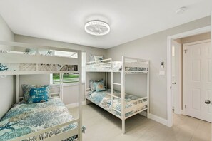 3 Schlafzimmer, Schreibtisch, Bügeleisen/Bügelbrett, Reisekinderbett