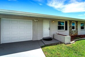 Exterior - Waterfront 3BR 2BA Pool BBQ Mini Golf Sleep 10 (Port Charlotte)