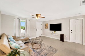 TV, offices - Waterfront Oasis Pool Mini Putt Putt (Port Charlotte)