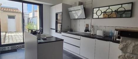 Micro-ondes, four, lave-vaisselle, cafetière/bouilloire