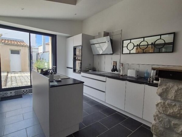 Microwave, oven, dishwasher, coffee/tea maker