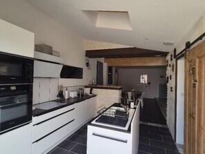 ميكروويف، فرن، غسالة أطباق، ماكينة لصنع القهوة/الشاي