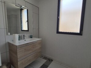 Bathroom - Old-world charm, modern & industrial style (ROCHEFORT)