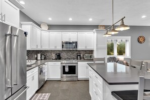 冷蔵庫、電子レンジ、オーブン、コンロ