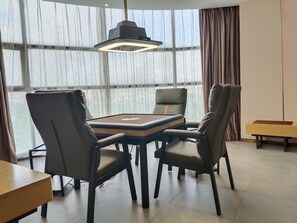 Suíte executiva, vista para a cidade | Escrivaninha, espaço de trabalho para notebook, quartos à prova de som