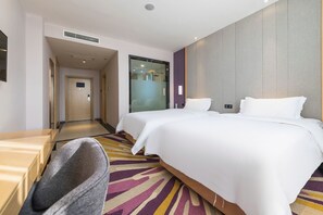 A hotel room with two beds, a desk, and a chair. - Lavande Hotel Shenzhen Bao'an The East (Shenzhen)