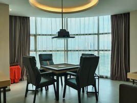 Suite Exécutive, vue ville | Bureau, espace de travail pour ordinateur portable