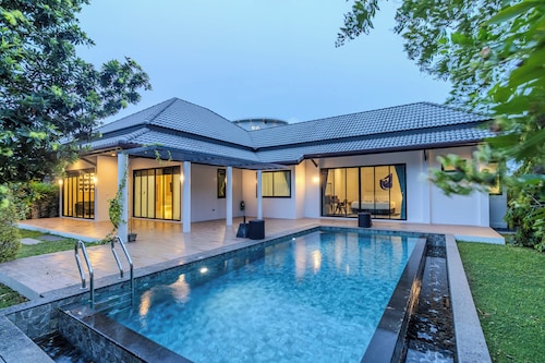 3BR Pool Villa Bathtub Near Beach V243