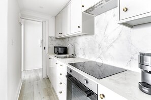 Refrigerador, microondas, horno y utensilios de cocina 